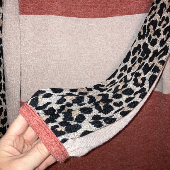 Light-Weight Two-Tone Sweater with Cheetah Print Sleeves - Picture 2 of 4